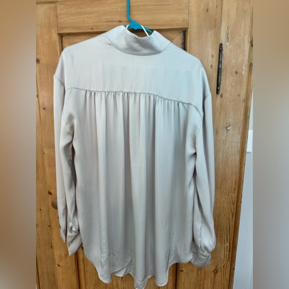 H&M Classy Greige Silky Sexy Mob Wife Office Siren Blouse Size XS Runs Large - Picture 2 of 6